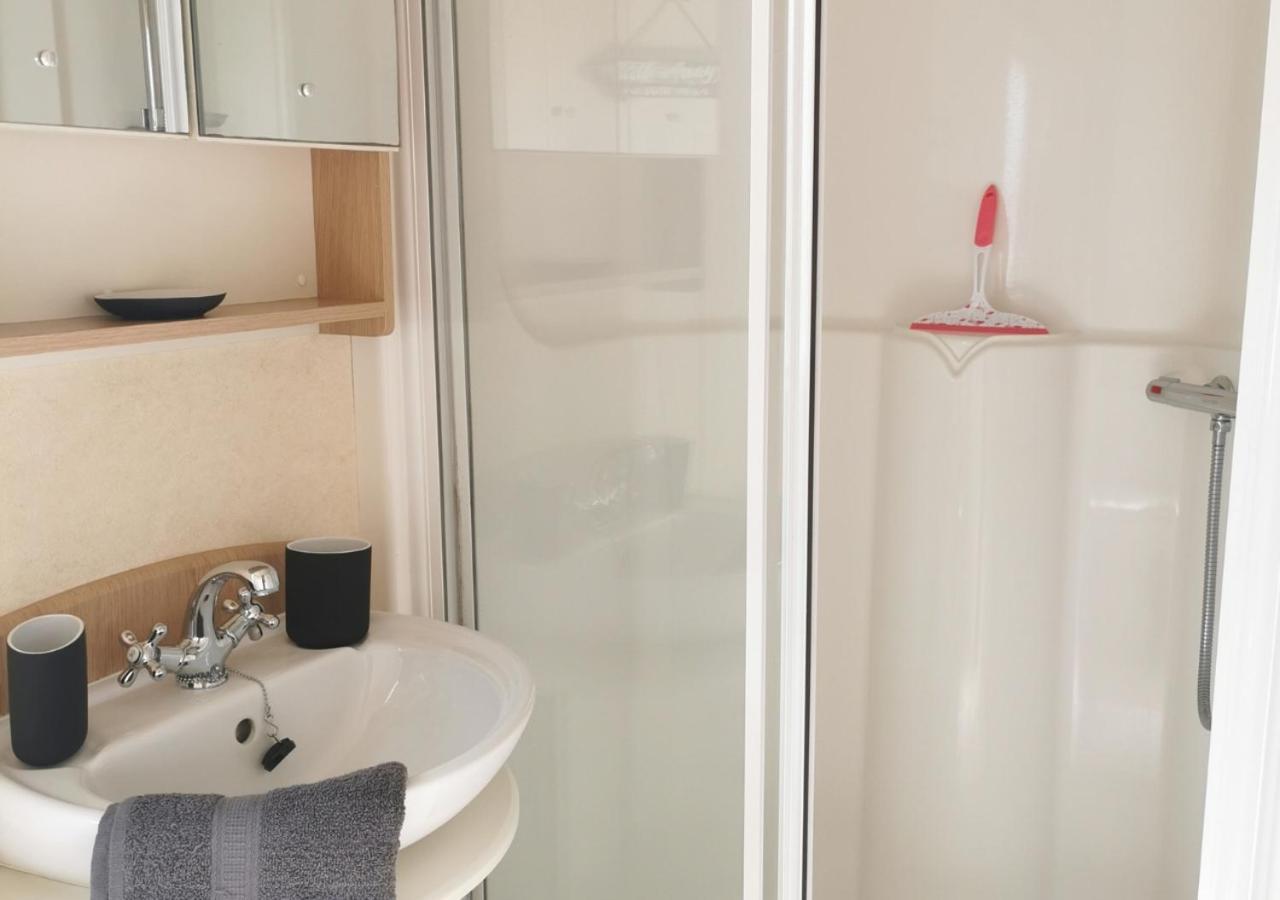Tranquil 6 Berth Luxury Holiday Home Chichester Buitenkant foto