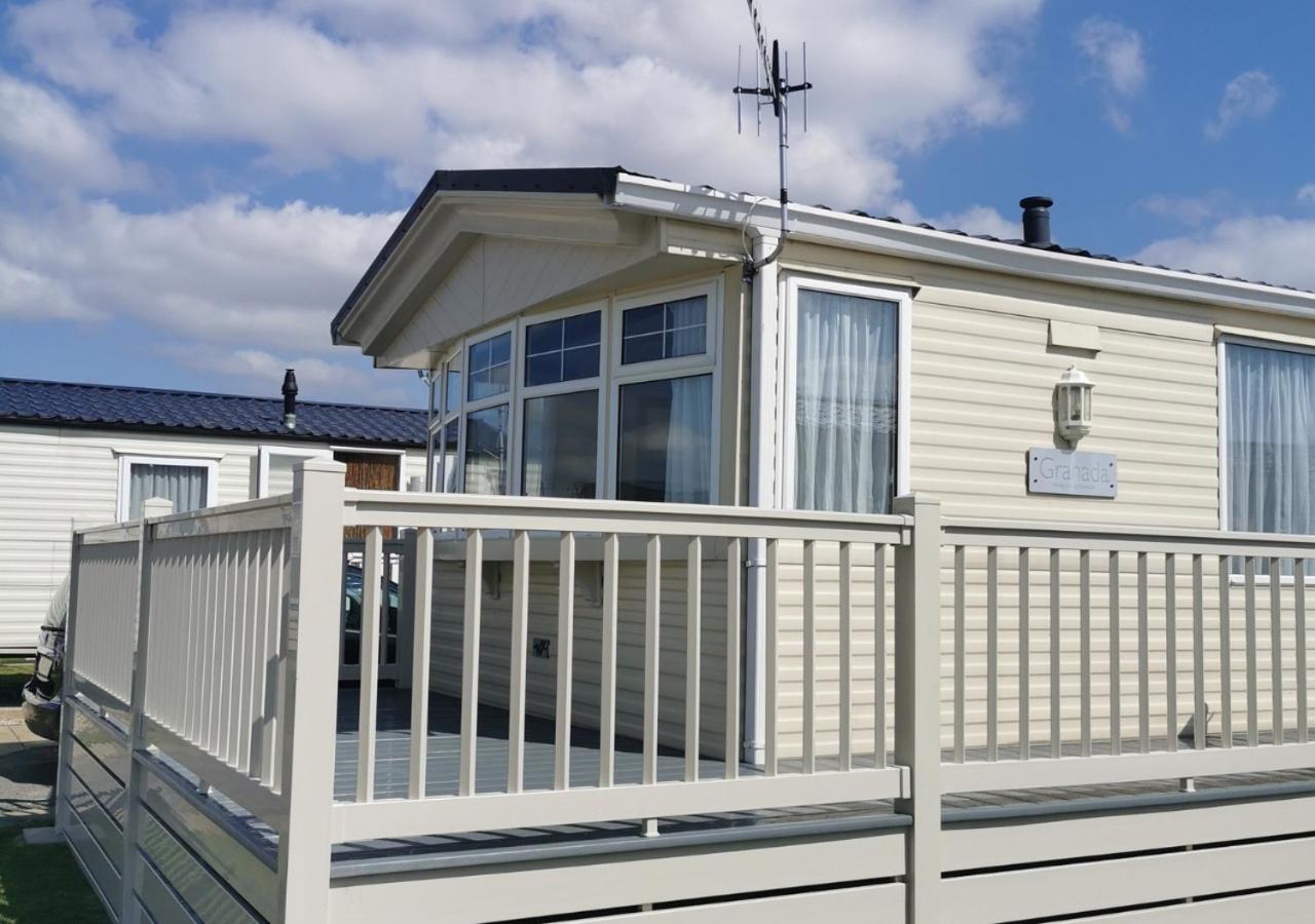 Tranquil 6 Berth Luxury Holiday Home Chichester Buitenkant foto